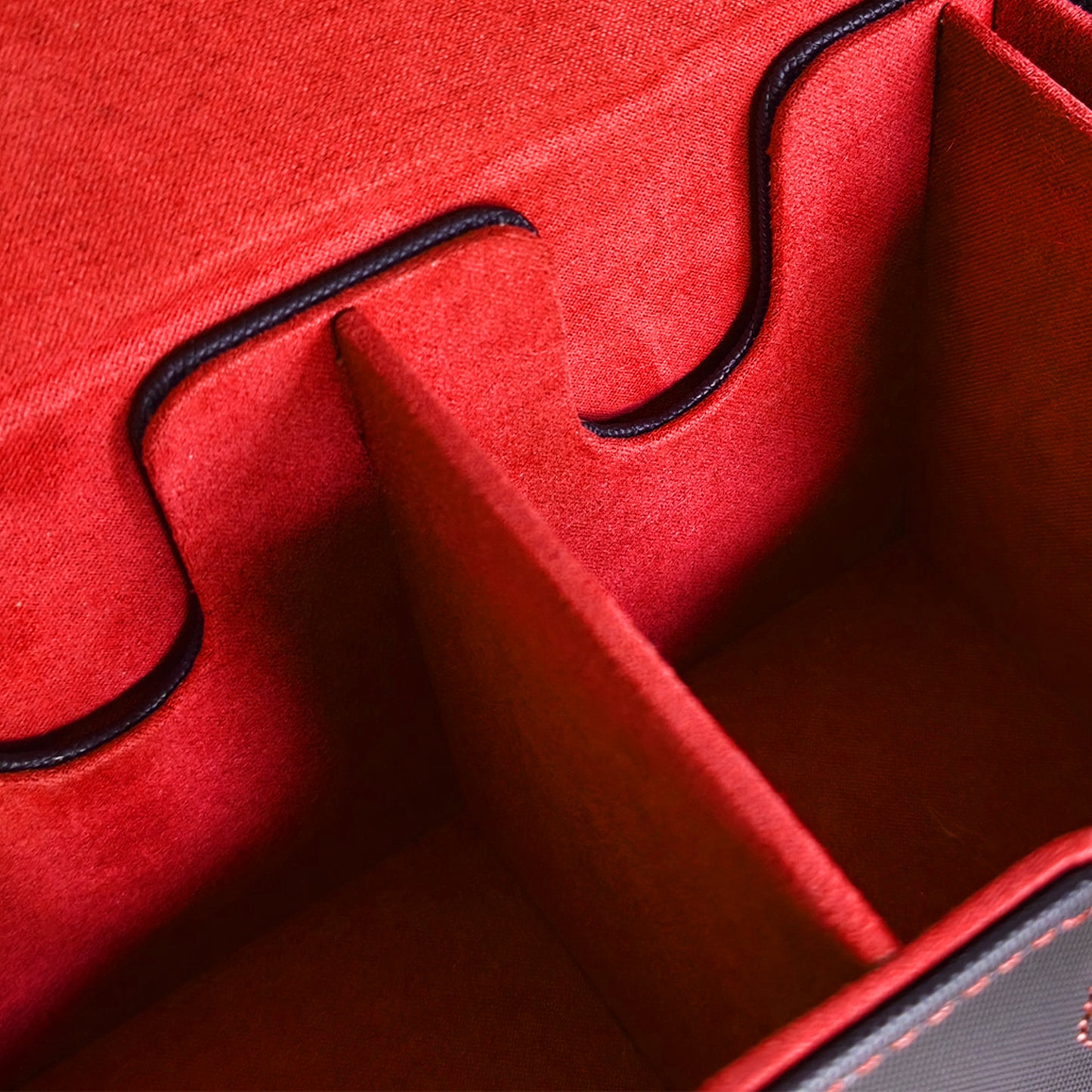 dual-opening-board-game-card-storage-case-with-magnetic-closure-and-pu-leather-finish