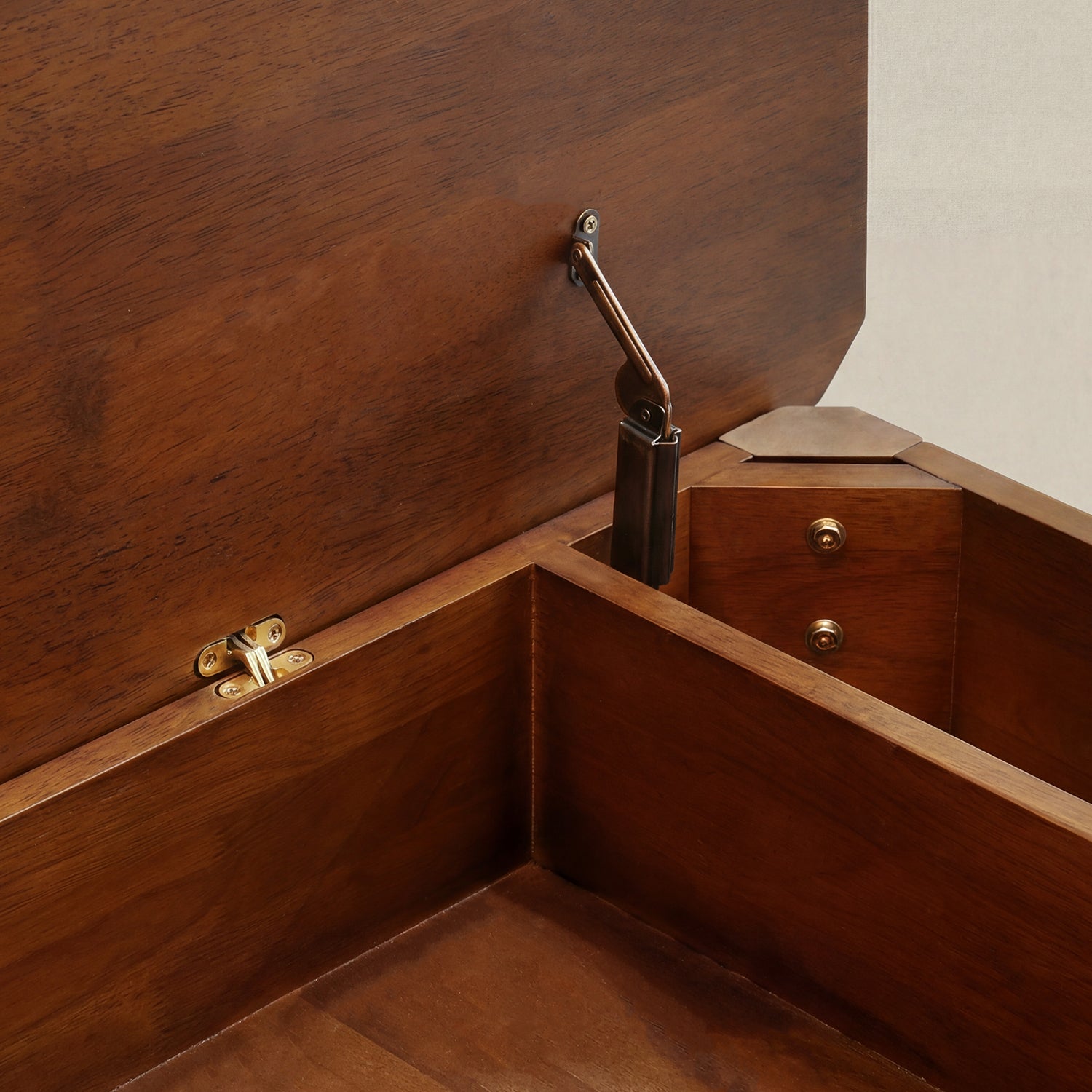 Lift-top design of solid wood storage bench