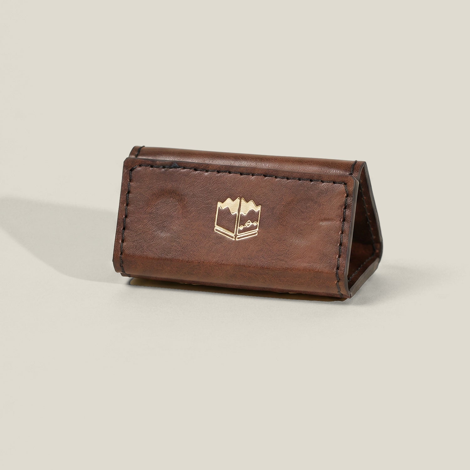 Magnetic foldable player tracker tabletop display